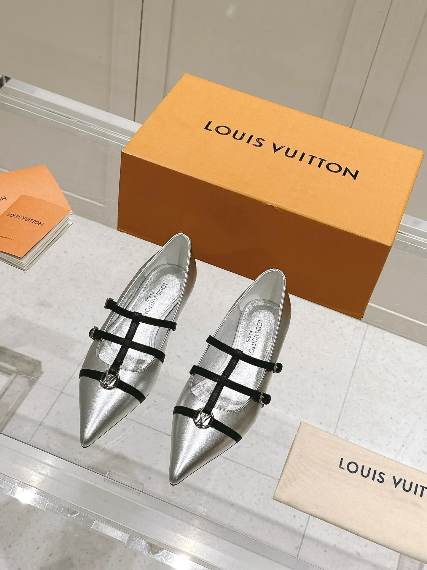 👟👟Ex-factory price 680👟👟 L V➕ Murakami Takashi co-branded series top quality louis vuitton ss25 new arrival～ LV.2025 spring and summer series｜new pointed toe high heels🆕 The small pointed toe of the eagle is matched with a hollow leather strip and a small square buckle to adjust the tightness, and the LV hardware "logo" is embellished, and the details and texture are particularly high-end! The sharp styling effect is a visual feast💯It is difficult to conceal the elegant temperament of LV. It is easy to wear, comfortable, sexy and exquisite ~ Grade A sheepskin lining is soft and breathable. The genuine leather outsole imported from Italy is easy to wear and will not tire your feet. Size: 35-40 (41 customized items are non-refundable)